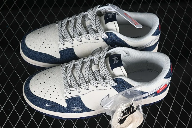 All categories Nk SB Dunk Series Nk SB Dunk Low High-end customized low-top sneakers Nike SB Dunk Low Stusi co-branded Reflective blue denim Anniversary high-end customized low-top casual sneakers ZH2598-268